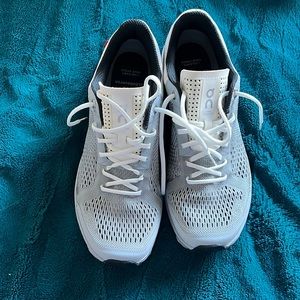 On Cloud running sneakers. Size 9